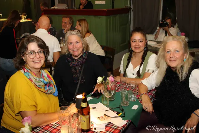 Martina Kosik, Susanne Kalkbrenner, Julia Fahamideh und Petra Wenninger hielten es bei diesen Rhythmen kaum auf den Sesseln. Die Damen aus Tulln und Gablitz waren von dem Männerquartett Domo Emigrantes begeistert.