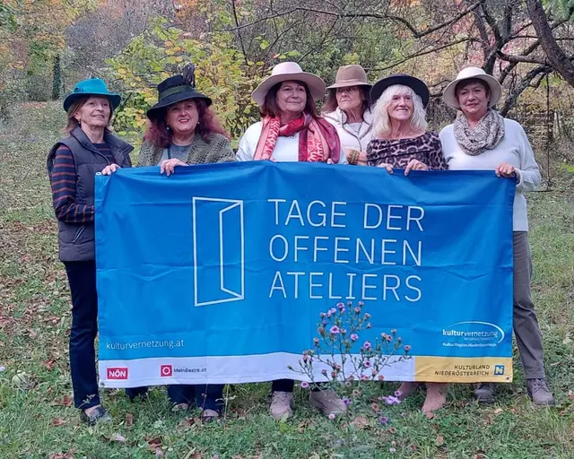 Traude W. Hübner und ihre "Hutblumen" - die Teilnehmerinnen ihres Malkurses | Foto: Eva Gabriel