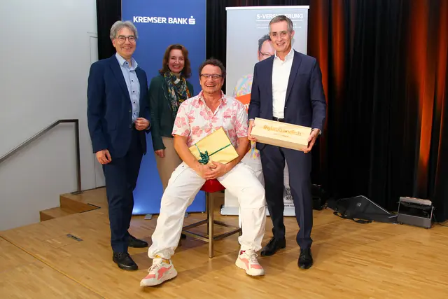 Freuten sich über einen gelungen Abend: 
v.li.n.re.: VDir Mag. Peter Zoth (KREMSER BANK), Andrea Kneissl (sVersicherung), Didi Sommer und VDir Christian Hager (KREMSER BANK) | Foto: Kremser Bank und Sparkassen AG