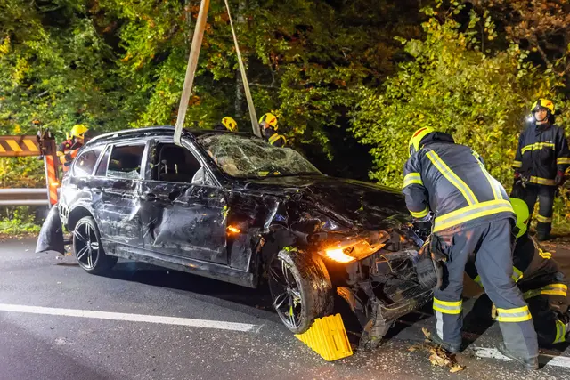 Der Pkw schlitterte über die steile Böschung. | Foto: Fotokerschi/Flanz Plechinger
