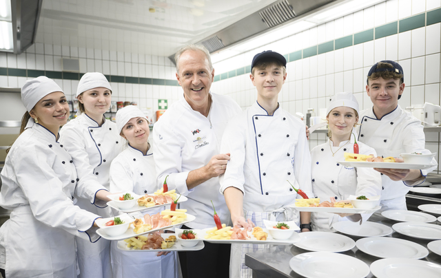 Für das Galadinner zeichnete Haubenkoch Martin Sieberer verantwortlich, der in Küche und Service von den Schüler:innen der Zillertaler Tourismusschulen tatkräftig unterstützt wurde.

 | Foto: Zillertal Bier/Franz Oss