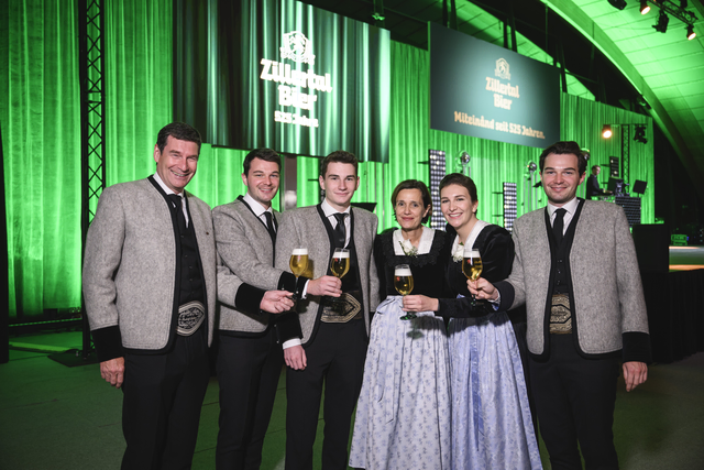 Die Familie Lechner (v.l.): Martin Lechner (Geschäftsführer von Zillertal Bier), Paul Lechner, Jakob Lechner, Eva Lechner (Geschäftsführer von Zillertal Bier), Maria Lechner und Simon Lechner.

 | Foto: Zillertal Bier/Franz Oss