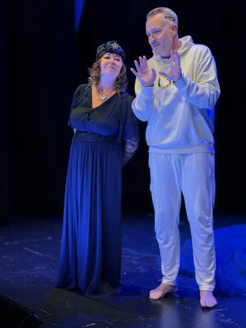 Hildegard Reitberger als Nacht und Bernhard Buchauer als Merkur im göttlichen Dialog. | Foto: Stadttheater Kufstein