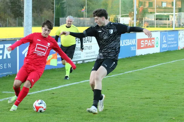 Kössen (schwarz) siegte gegen St. Johann 1b. | Foto: Habison