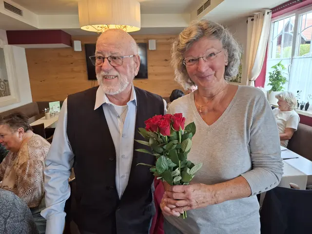 Konrad Leitner übergibt an Eva Jellinek. | Foto: Drobik