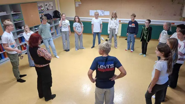 Ob beim Lösen kniffliger Aufgaben oder beim gemeinsamen Bewältigen kleiner Herausforderungen, der Spiele-Workshop an der Mittelschule Raab stärkte das Wir-Gefühl in den dritten Klassen.  | Foto: Mittelschule Raab