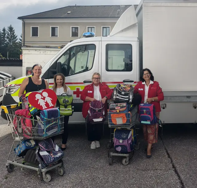 Übergabe der Schultaschen an das Rote Kreuz Steyr | Foto: Kinderfreunde Steyr-Kirchdorf