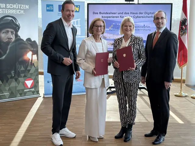 Haus der Digitalisierung“ Geschäftsführer Lukas Reutterer, Landeshauptfrau Johanna Mikl-Leitner, Verteidigungsministerin Klaudia Tanner und Generalsekretär des Verteidigungsministeriums Arnold Kammel mit der Kooperationsvereinbarung. | Foto: Victoria Edlinger