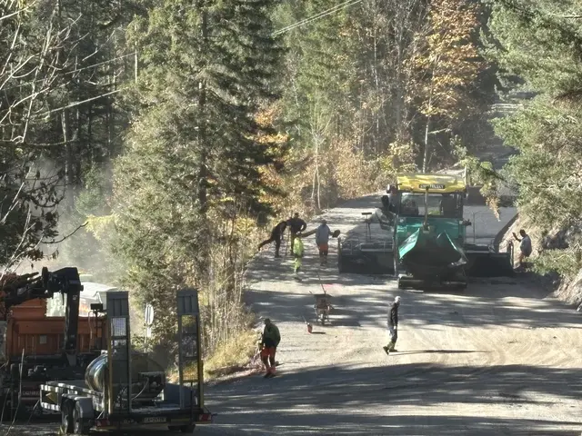 Die Arbeiten waren umfangreich, die Straße ist aufgrund ihrer Bedeutung nämlich ungewöhnlich breit. | Foto: MeinBezirk/Günther Reichel