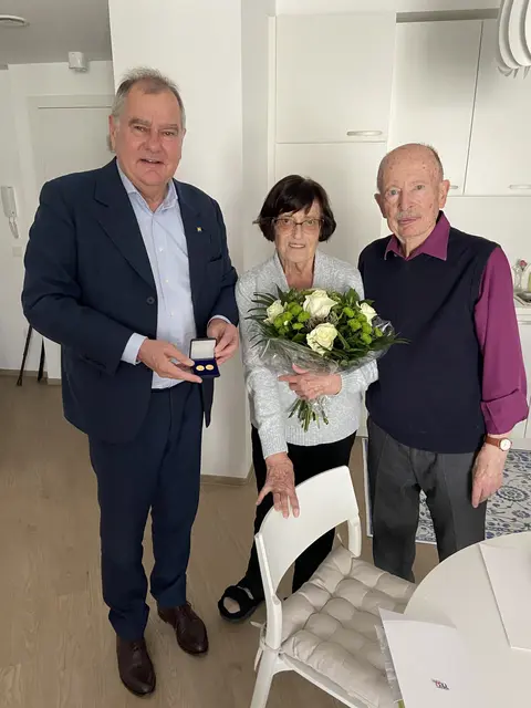 Eugen &amp; Edith Lipina feierten Eiserne Hochzeit. Stadtrat Franz Dinhobl überbrachte Blumen und Glückwünsche. | Foto: Stadt Wiener Neustadt/Weller