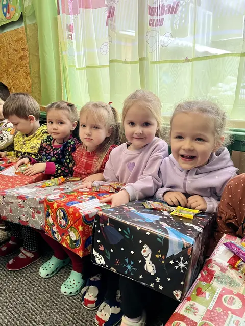 Die Freude der Kinder ist Dank genug, um sich bei der Aktion "Christkindl in der Schuhschachtl" zu engagieren. | Foto: Stadtmarketing Traun