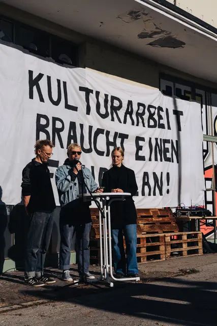 Geschäftsführer Thomas Krug (mitte) und der Vorstand des Vereins machten immer wieder auf die Situation aufmerksam. | Foto: Jakob Kraut