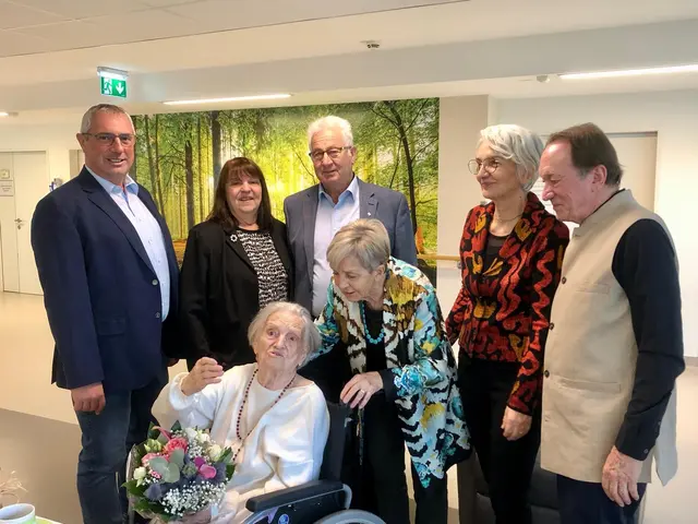 Überbrachten Glückwünsche zum 100. Geburtstag: Vzbgm. Christian Wandler und Alt-Bgm. Willi Schwartz mit Elisabeth Eglsäer und deren Familie | Foto: Privat zur Verfügung gestellt