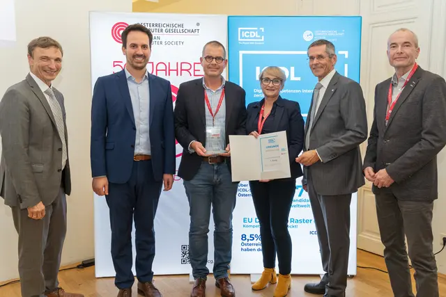 OCG-Generalsekretär Ronald Bieber, Bildungsminister Christoph Wiederkehr, Direktor Sebastian Ragl, Michaela Münich, ICDL-Koordinatorin der MS St. Anna, OCG-Präsident Wilfried Seyruck, Hermann Kogler, ICDL-Koordinator der MS St. Anna (von links) | Foto: Moritz Scheer