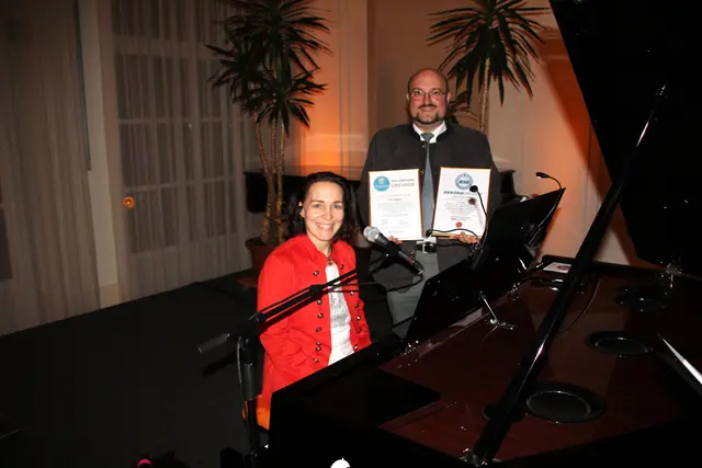 Titelfoto Gmünd: Ulli Wigger, die im Juni 2025 mit 1.204 Anschlägen pro Minute einen neuen Rekord aufstellte, wurde offiziell als schnellste Pianistin der Welt ausgezeichnet. | Foto: Petra Pollak