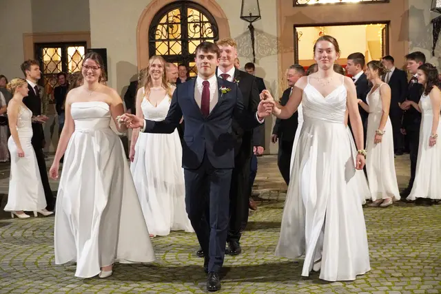 Titelfoto Tulln: Einen ganz besonderen Überraschungsgast gab es am Schulball im Schloss Sitzenberg.  | Foto: Birgit Schmatz