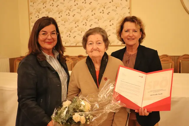 Drei rote Ladys aus Hart bei Graz: Vzbgm. Andrea Ohersthaller, Jubilarin Gerlinde Pertl (60 Jahre Mitgliedschaft) und Regionalvorsitzende LR a.D. Ursula Lackner | Foto: Edith Ertl
