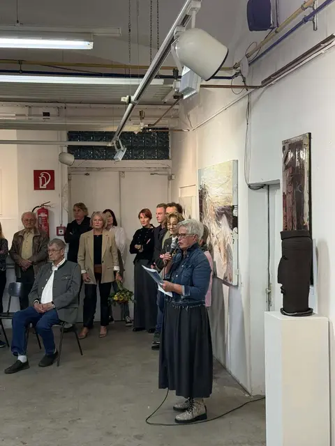 Regina Uedl erklärte die Ausstellung bei der Vernissage. | Foto: Stadtgemeinde Bärnbach