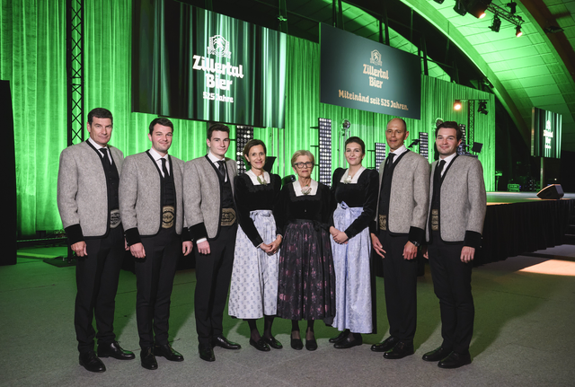 Hatten Anlass zum Feiern (v.l.): Martin Lechner (Geschäftsführer von Zillertal Bier) mit seiner Familie Paul Lechner, Jakob Lechner, Gattin Eva Lechner, Waltraud Kolbitsch, Maria Lechner, Hubert Kolbitsch und Simon Lechner.

 | Foto: Zillertal Bier / Franz Oss