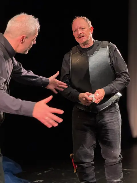Amphitryon (Gunther Hölbl) und sein Diener Sosias (Klaus Schneider) auf der Suche nach der Wahrheit. | Foto: Stadttheater Kufstein