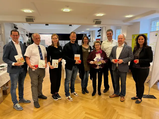 V.l.: Vizebgm. Mag. Stephan Ernst, Hans Pusch (BVAEB), Christina Gradwohl BA (SVS), DI (FH) Alexander Steiner (NÖLP), Mag. Luga Vrana-Sieberer (Bög NÖ), Vizebgm. Erika Buchinger (WN), ÖGK Landesstellenausschussvorsitzender Florian Hengl, Bgm. Michael Nistl, Barbara Fischer-Perko MA (ÖGK) | Foto: Gemeinde Katzelsdorf
