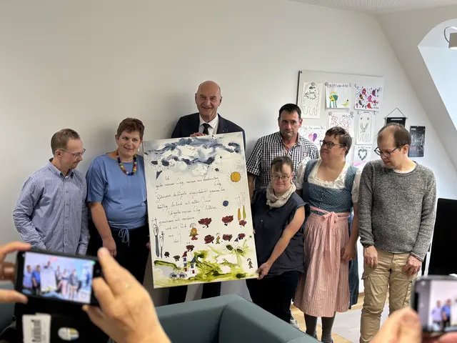 Soziallandesrat Christian Dorfel hieß die OASE-Haslach-Mitarbeiter in seinem Büro willkommen.  | Foto: Land OÖ/Walter