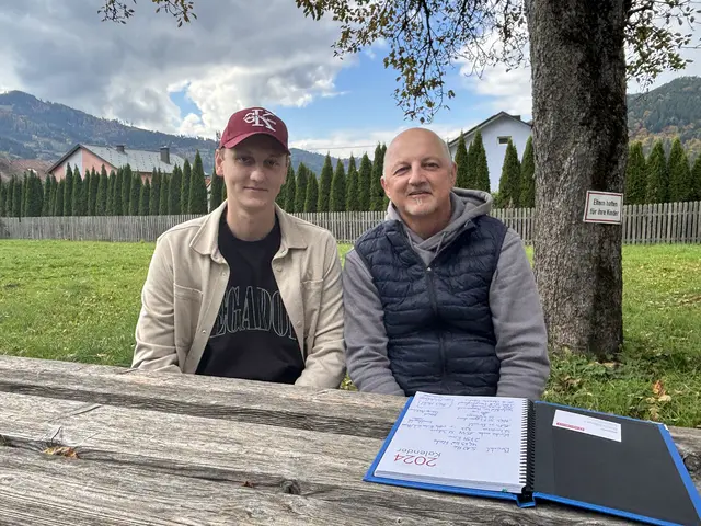 MeinBezirk traf Alessandro und Michael Kitz zum "Ratscha" im Brückler Pfarrgarten. | Foto: MeinBezirk