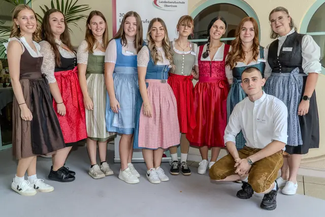 Die Schülerinnen und Schüler der dritten Klasse Hotel- und Gastgewerbeassistent:in führten die Gäste durch die Schule. | Foto: LBS Obertrum