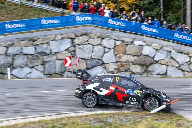 Eine Kurve auf der neuen Umfahrung in Peilstein hatte es in sich.  | Foto: Martin und Daniela Gaisbauer