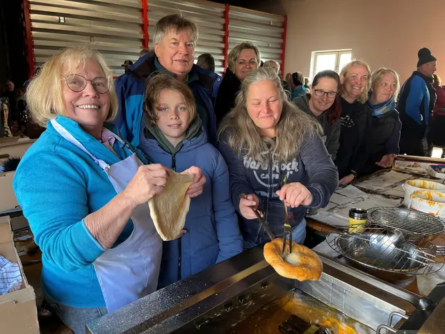 Obmann Hans Freudenberger mit den fleißigen Frauen bei den fast schon legendären Krapfen des Fremdenverkehrsvereins. | Foto: Marktgemeinde Neustadtl