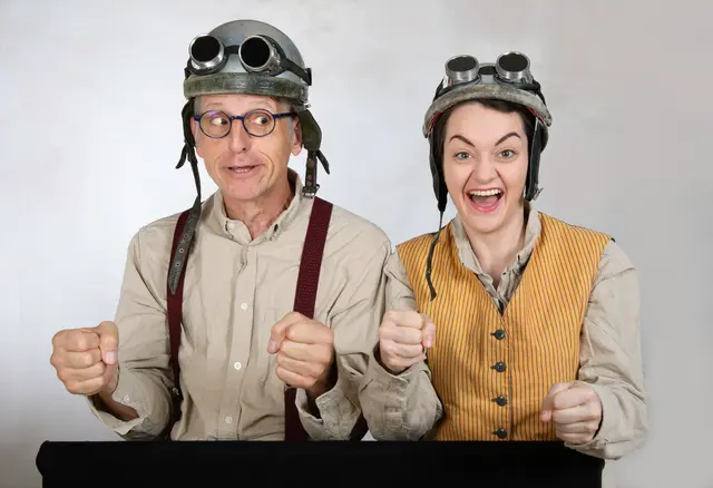 Mit viel Fantasie haben Schneck + Co die Koffer gepackt und sind damit in 80 Tagen um die Welt gefahren, geritten und geschwommen.  | Foto: SCHNECK + CO