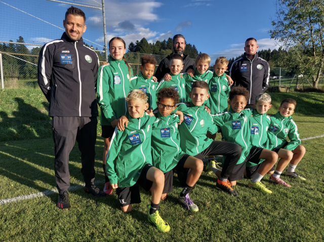 Die U12 B läuft in neuen Allwetterjacken auf. | Foto: Günter Dokter, FCL