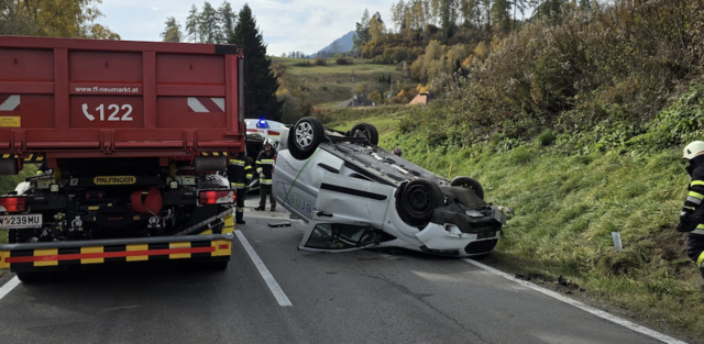 Die Feuerwehr Neumarkt wurde zu einem Verkehrsunfall alarmiert.  | Foto: FF Neumarkt