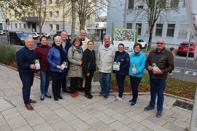 Das Team, das die Errichtung des Martin-Gutl-Gedenkweges umsetzte, eröffnete die Wanderroute. | Foto: MeinBezirk/Johann Schleich