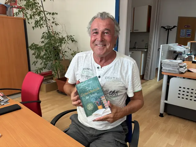 Der ehemalige HLW-Direktor Leopold Mayer erzählt humorvoll aus vier Jahrzehnten Lehrerleben. | Foto: Alexandra Goll