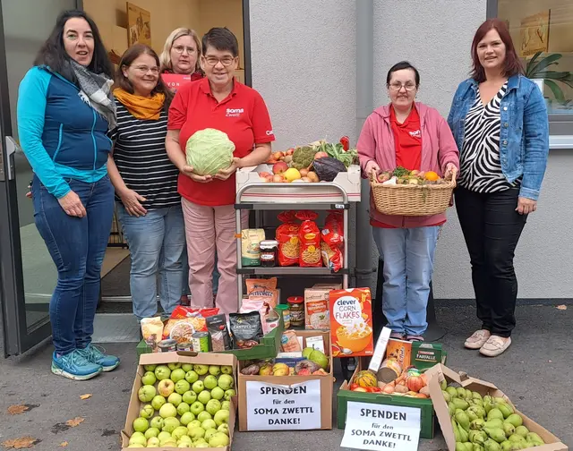 Beate Stinauer (Caritas Zwettl), Mitarbeiterinnen des SOMA Zwettl und Schulleiterin Monika Rauch (VS Friedersbach) | Foto: VS Friedersbach