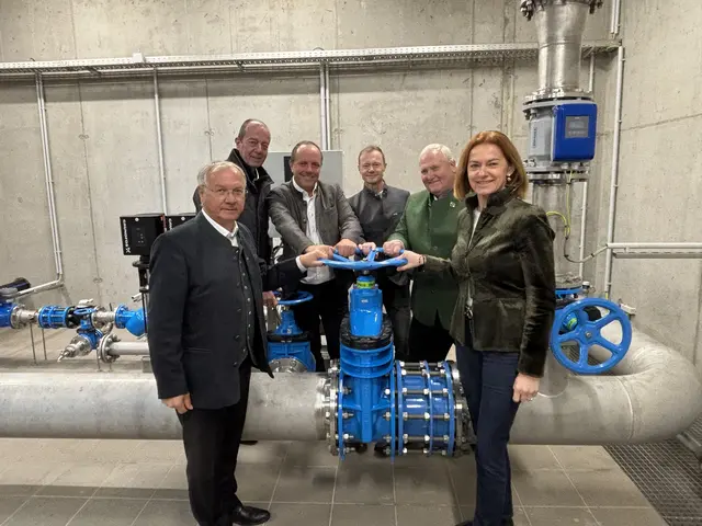 Josef Ober, die Bürgermeister Robert Schmierdorfer (Albersdorf-Prebuch) und Christoph Stark (Gleisdorf), Martin Pesendorfer, Bgm. a. D. Anton Weber, 2. Obmann-Stellvertreter des Wasserverbands, und Landesrätin Simone Schmiedtbauer.  | Foto: MeinBezirk/Markus Kopcsandi