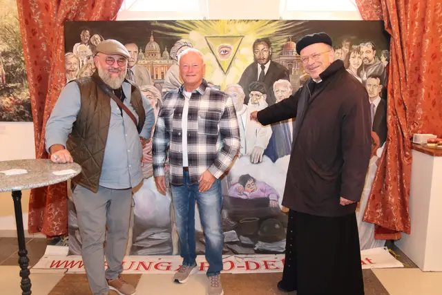 Titelfoto Baden/Steinfeld/Triestingtal: Viele Künstler des Bezirks öffneten ihre Atelier-Türen. So auch Friedensmaler Franz Trink aus Oberwaltersdorf, am Foto mit Bruder Hans und Pfarrer Andreas Hornig. | Foto: Wlasak