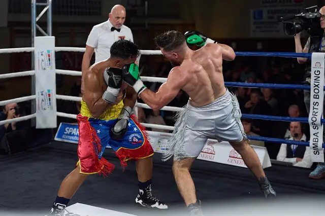 Titelfoto Korneuburg: 15 packende Fights im Ring, davon gingen nur drei über die vorgesehene Rundenanzahl. Im Hauptkampf besiegte Lokalmatador Bernardin Jakaj (re.) den Venezulaner Michel Marcano klar nach Punkten. 1.000 Fans fieberten mit. | Foto: Bobipix