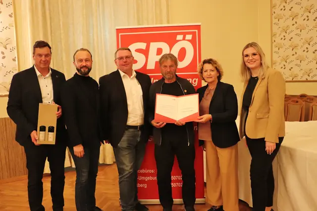 Jubilar Johann Schaffler mit LAbg. Jochen Bocksruker, Max Lercher, Hitzendorfs Vzbgm. Werner Roth, Ursula Lackner und LAbg. Chiara Glawogger | Foto: Edith Ertl