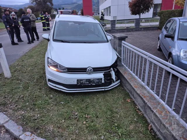 Laut Polizei kam der Lenker vermutlich aufgrund eines Sekundenschlafes von der Fahrbahn ab.  | Foto: Freiwillige Feuerwehr Friesach