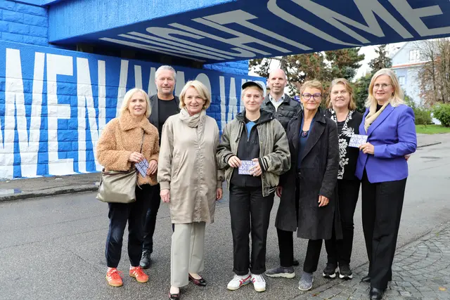v.li.n.re.: Bereichsleiterin Doris Denk (Bildung, Kultur und Tourismus Krems), Bürgermeister Peter Molnar, Vizebürgermeisterin Eva Hollerer, Künstlerin Käthe Löffelmann, Kulturamtsleiter Gregor Kremser, Künstlerische Direktorin Gerda Ridler (Landesgalerie Niederösterreich), Geschäftsführerin Barbara Komarek (Niederösterreich Bahnen) und Kulturgemeinderätin Elisabeth Kreuzhube | Foto: Stadt Krems