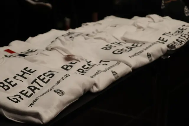 Verkauf von Hoodies für Lift4Life in Simbabwe | Foto: MeinBezirk/Constance Haslberger