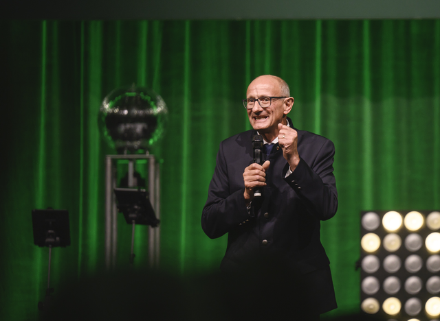 Landeshauptmann Anton Mattle richtete Begrüßungs- und Dankesworte an die rund 1.000 Gäste sowie die Gastgeberfamilie Lechner.

 | Foto: Zillertal Bier/Franz Oss
