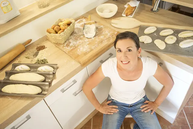 Christina Thir ist mit ihren handgefertigten Backwaren eine der rund 20 ausgezeichneten Hofheldinnen des Jahres 2025. | Foto: Christina Thir