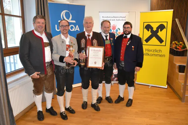Peter Wille (TG Pfunds) und Josef Mader (VTG Silberbuam Haiming) schieden aus dem Ausschuss aus und bekamen als Dank eine Statue der Heiligen Notburga, der Schutzpatronin des Trachtenwesens, überreicht. | Foto: Stefanie Plank