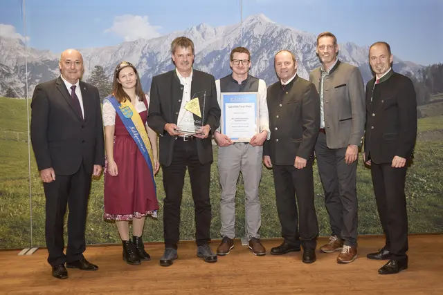 Der erstmals vergebene "Qualität Tirol"-Preis ging an die Sennerei Danzl aus Schwendt (Mi.). | Foto: Simon Hausberger Photography