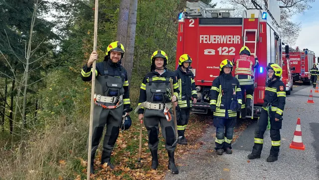 wei Mitglieder rüsteten sich mit Wathosen und Schanzwerkzeug aus, um die Verklausung im Bereich des Einlaufgitters zu lösen. | Foto: FF Waidhofen/Thaya