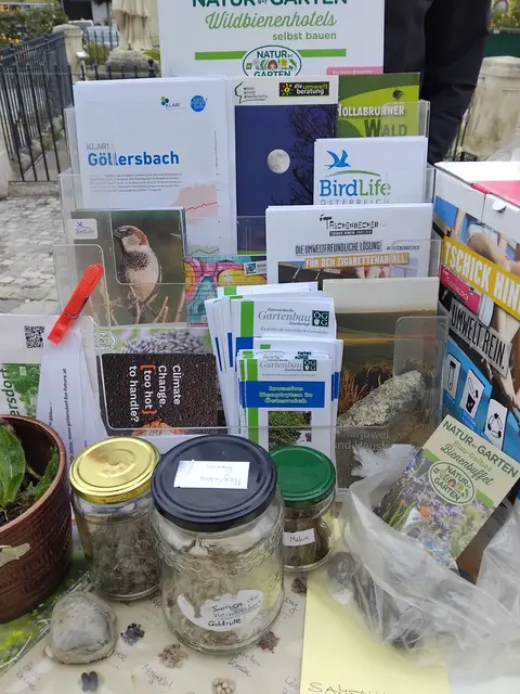 Informationsmaterialien zum naturnahen Gärtnern lagen bereit. | Foto: Klar Göllersbach