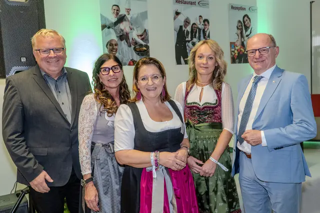 Von links: Bürgermeister Simon Wallner, Organisatorin Michelle Diesel, Direktorin Barbara Alzner, Moderatorin Kristina Venables, Bildungsdirektor Rudolf Mair. | Foto: LBS Obertrum